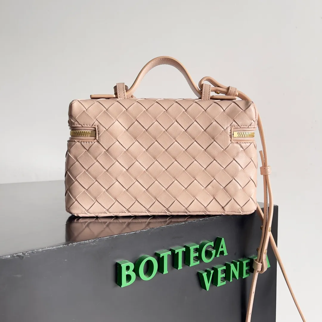 Batch 1360 Bottega Veneta 24 spring and summer woven zipper crossbody bag. A crossbody bag that can be used as a cosmetic bag. The exquisite weaving and compact body are an indispensable accessory for the upcoming summer. The double zipper also better protects the bag. It has a large capacity. If you like it, don’t miss it. Style number: 789109 Size: 22*12.5*5cm